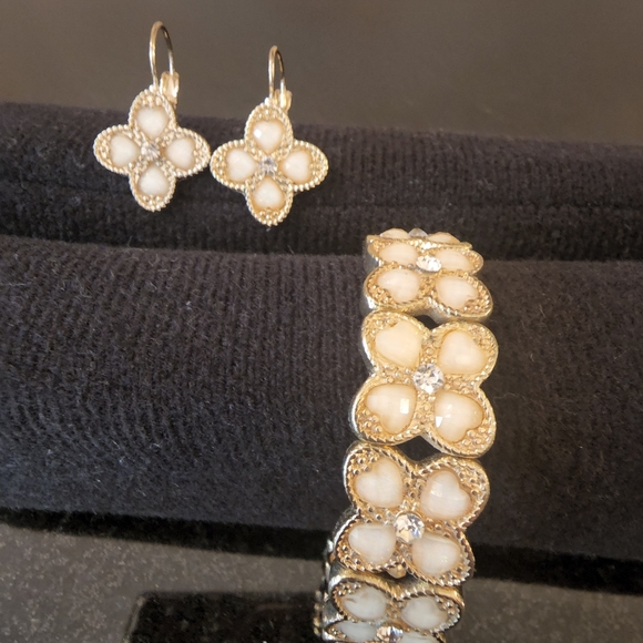 White Clover Bracelet and Earring Set - Picture 4 of 4